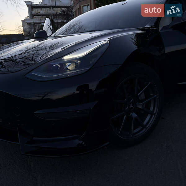 Седан Tesla Model 3 2022 в Києві