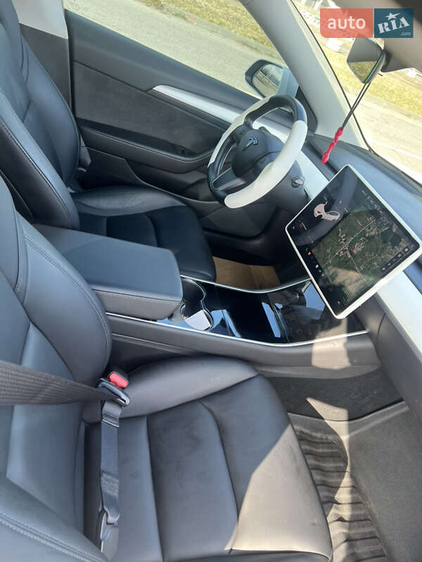 Седан Tesla Model 3 2018 в Львові