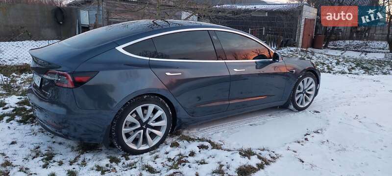 Седан Tesla Model 3 2020 в Черновцах