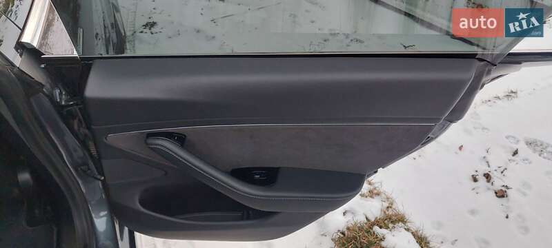 Седан Tesla Model 3 2020 в Черновцах