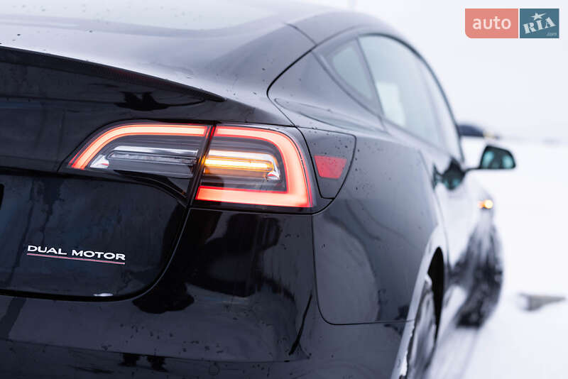Седан Tesla Model 3 2021 в Львове