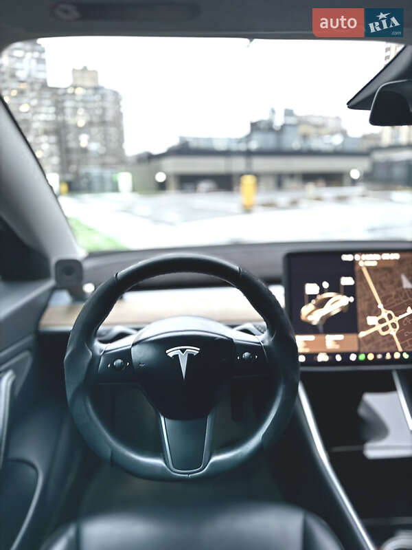 Седан Tesla Model 3 2018 в Ірпені