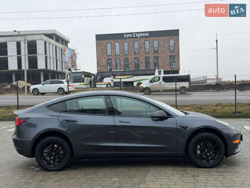 Седан Tesla Model 3 2023 в Львове