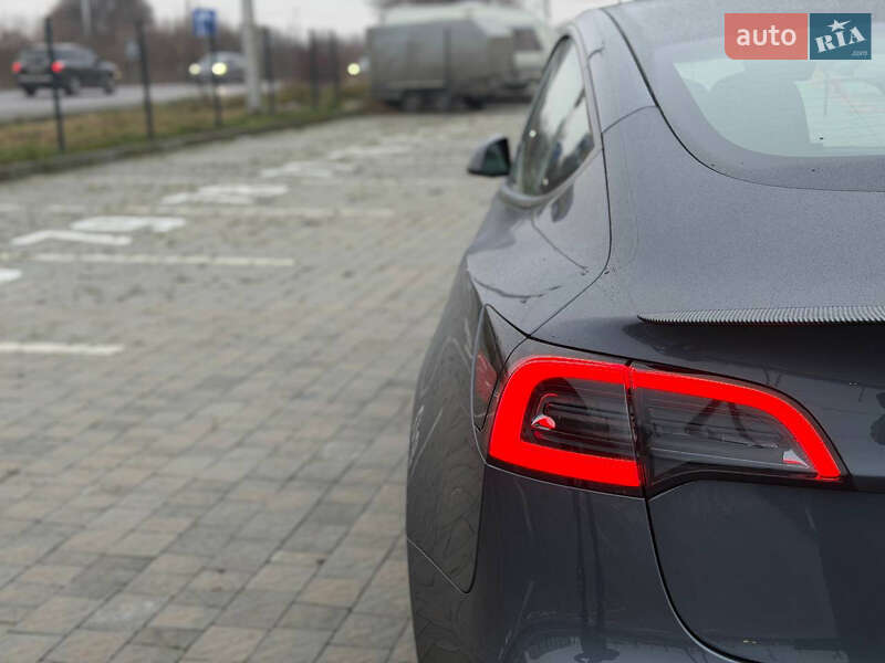Седан Tesla Model 3 2023 в Львове