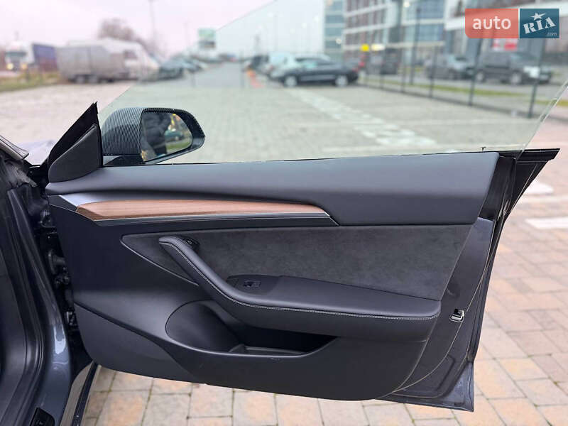 Седан Tesla Model 3 2023 в Львове