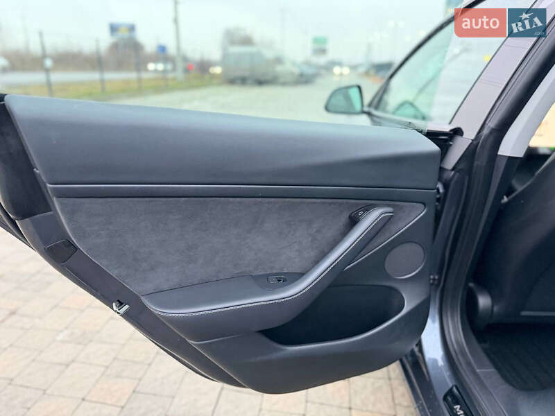 Седан Tesla Model 3 2023 в Львове