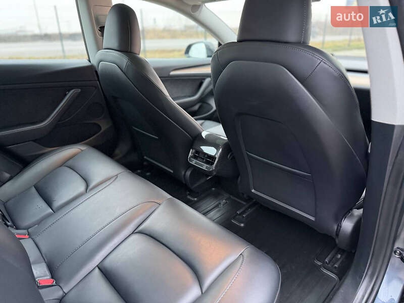Седан Tesla Model 3 2023 в Львове