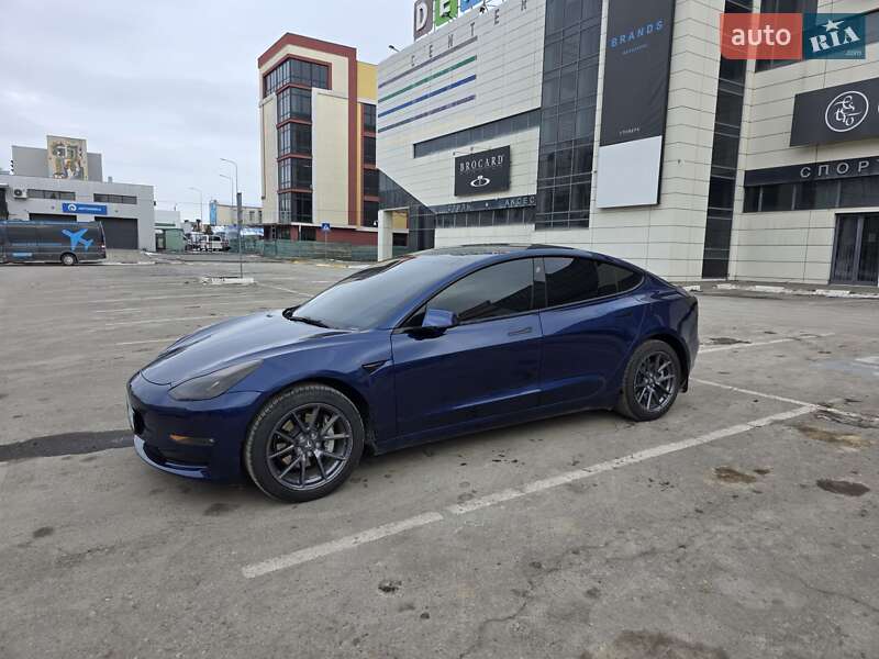 Седан Tesla Model 3 2021 в Черновцах