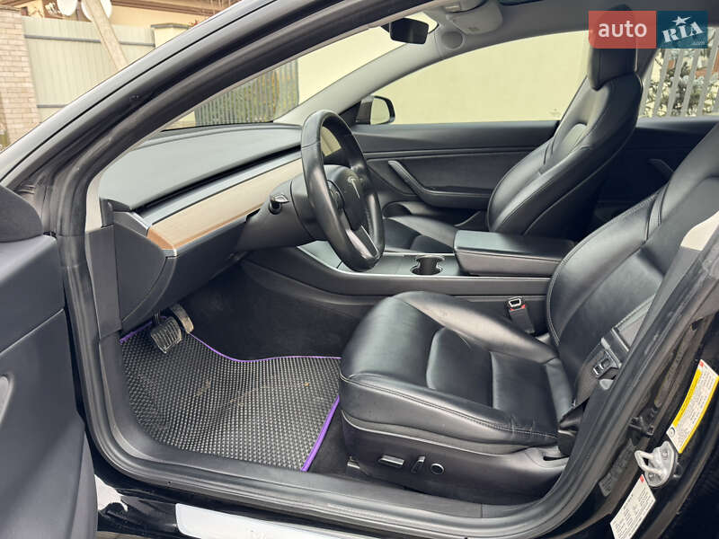 Седан Tesla Model 3 2018 в Ужгороді