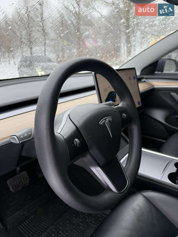 Седан Tesla Model 3 2022 в Умани