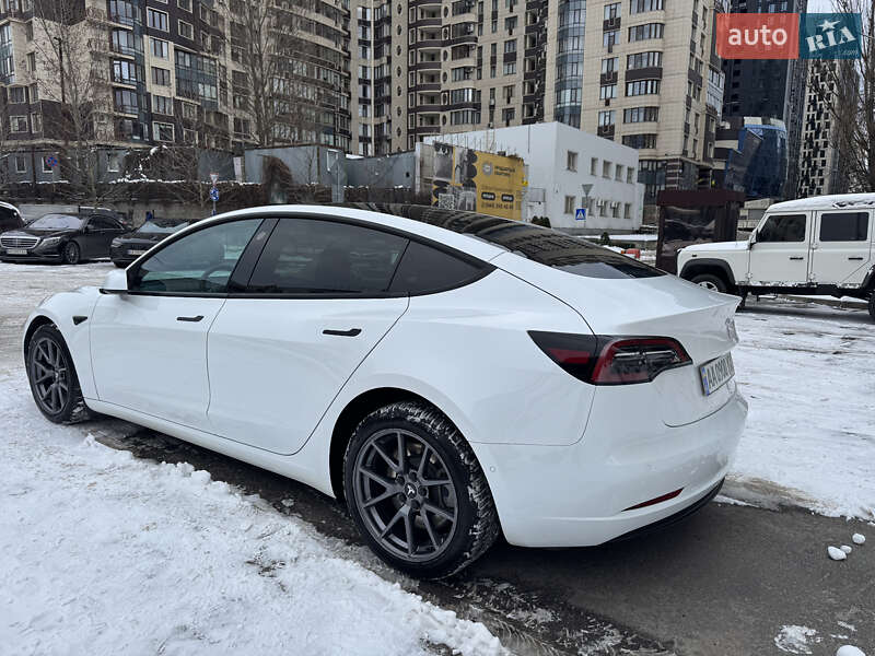 Седан Tesla Model 3 2022 в Киеве