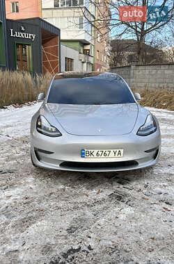 Седан Tesla Model 3 2018 в Ровно
