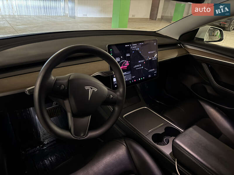 Седан Tesla Model 3 2021 в Черновцах