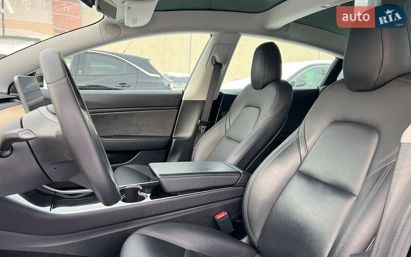 Седан Tesla Model 3 2020 в Львове