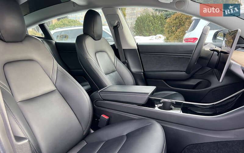 Седан Tesla Model 3 2020 в Львове