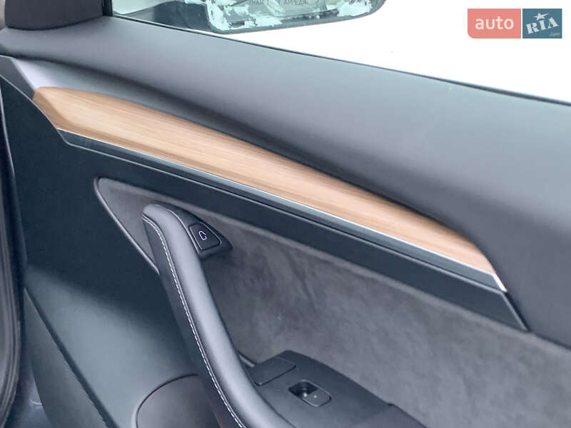 Седан Tesla Model 3 2023 в Вараше