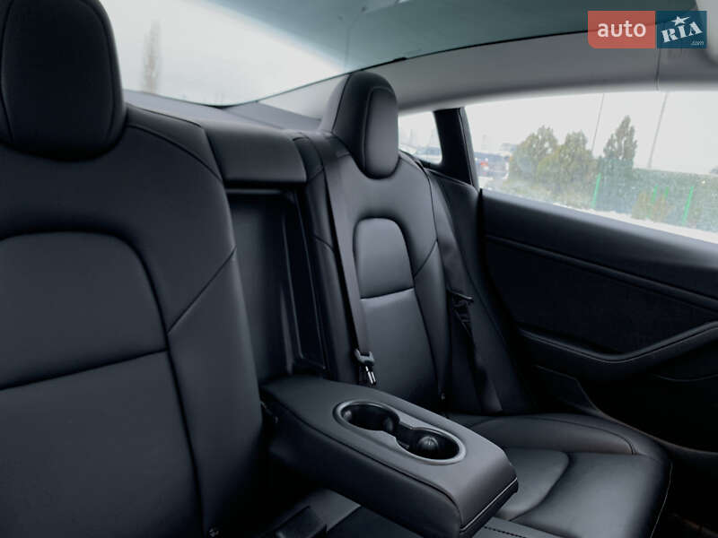 Седан Tesla Model 3 2023 в Вараше