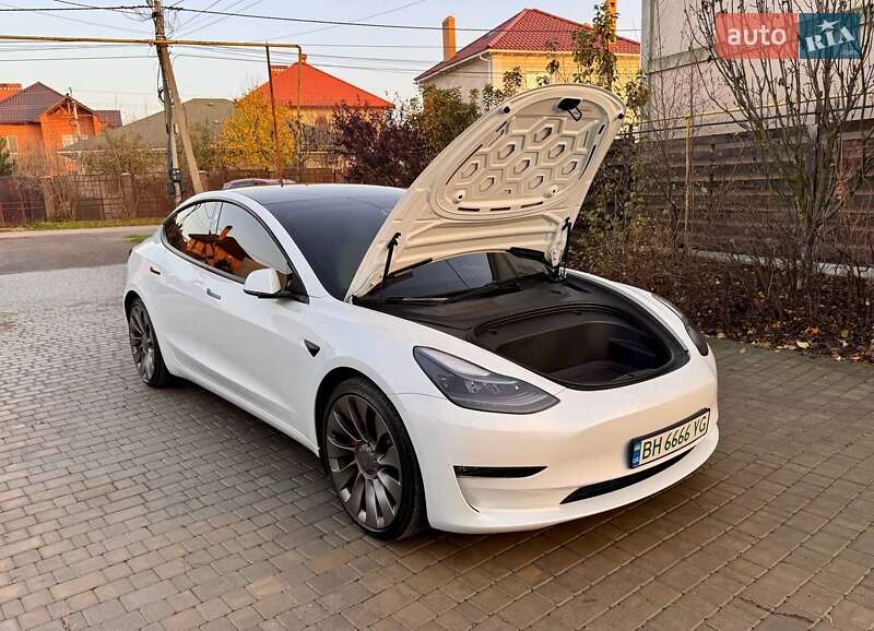 Седан Tesla Model 3 2023 в Одессе