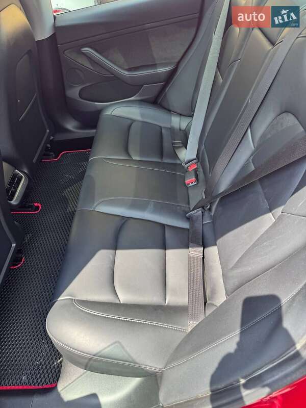 Седан Tesla Model 3 2023 в Скалаті