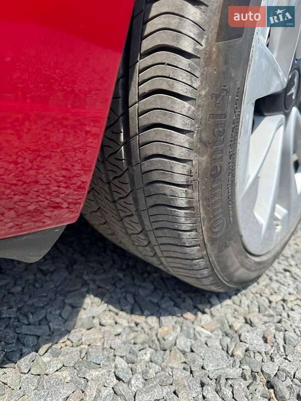 Седан Tesla Model 3 2023 в Скалаті