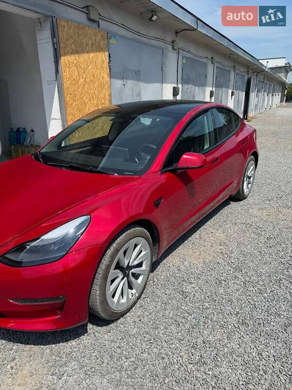 Седан Tesla Model 3 2023 в Скалаті