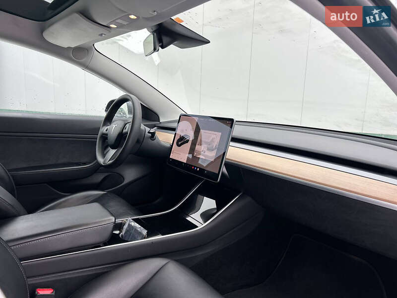 Седан Tesla Model 3 2020 в Виннице