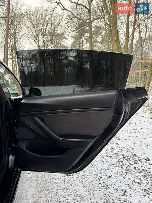 Седан Tesla Model 3 2019 в Березане