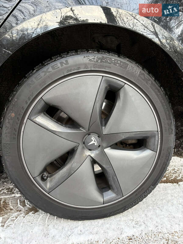 Седан Tesla Model 3 2019 в Березане