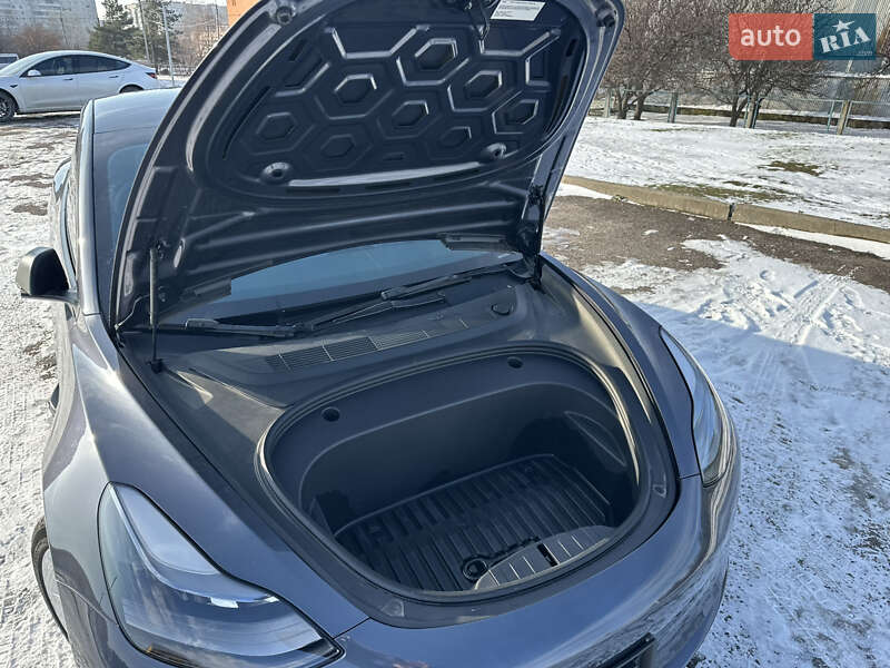 Седан Tesla Model 3 2023 в Черкассах