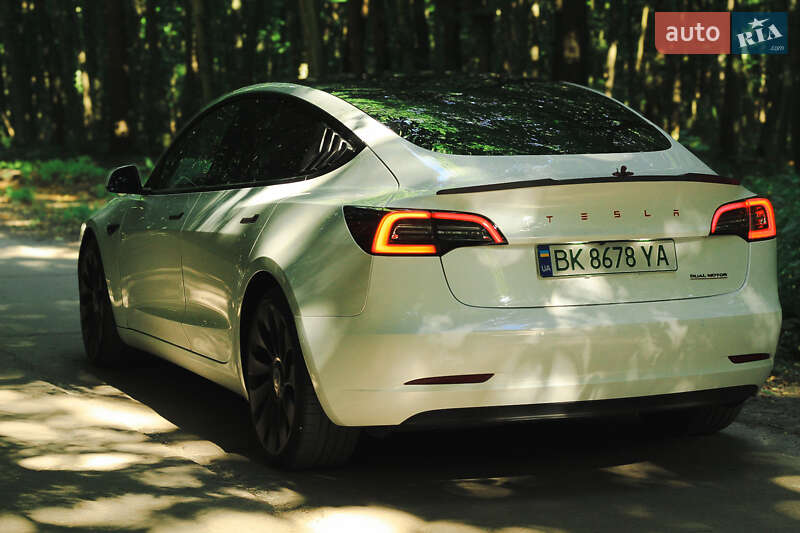 Седан Tesla Model 3 2022 в Рівному