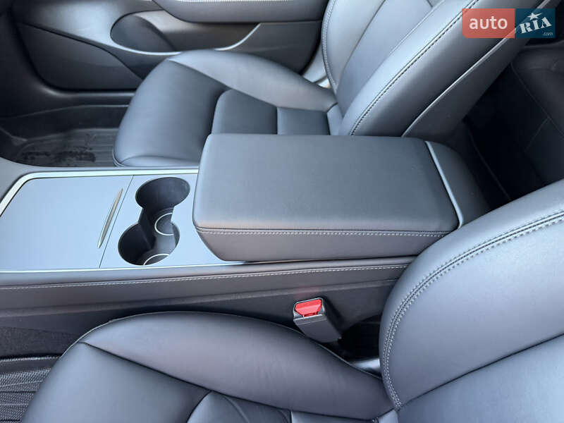 Седан Tesla Model 3 2023 в Днепре