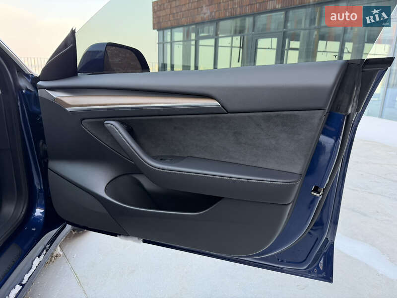 Седан Tesla Model 3 2023 в Днепре