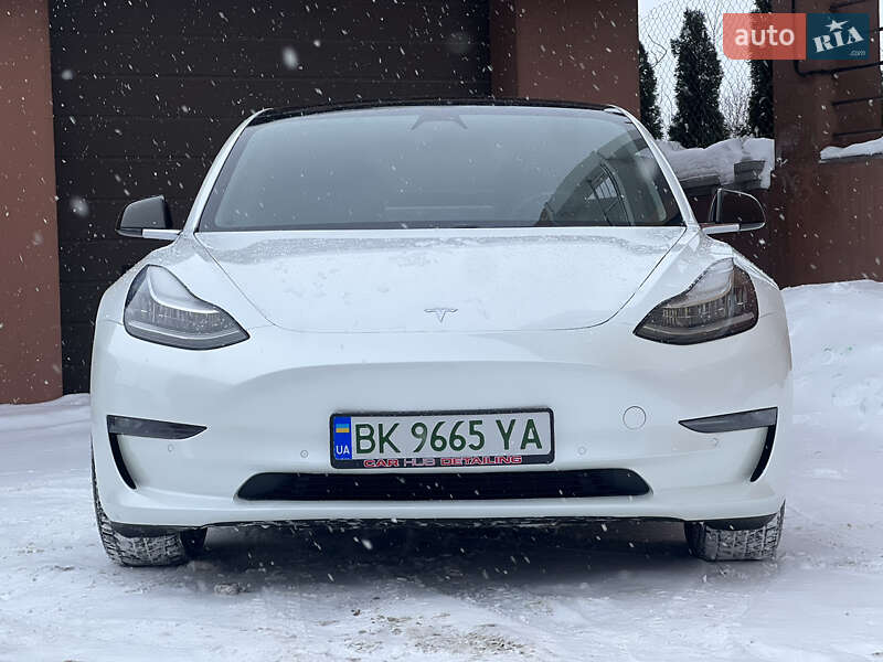 Седан Tesla Model 3 2019 в Ровно