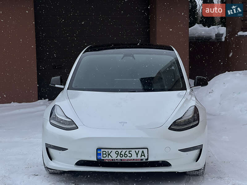 Седан Tesla Model 3 2019 в Ровно