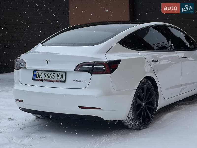 Седан Tesla Model 3 2019 в Ровно