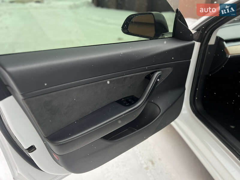 Седан Tesla Model 3 2019 в Ровно