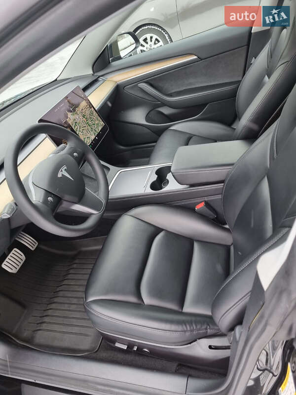 Седан Tesla Model 3 2021 в Черкасах