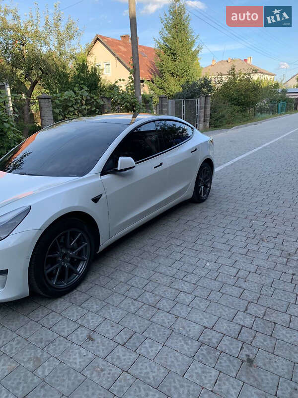 Седан Tesla Model 3 2021 в Львові