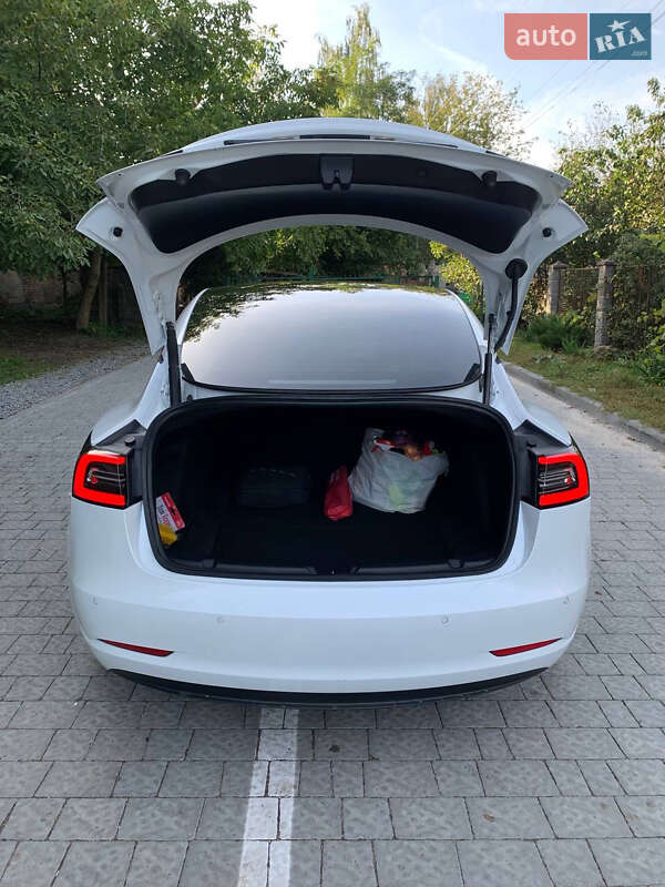 Седан Tesla Model 3 2021 в Львові