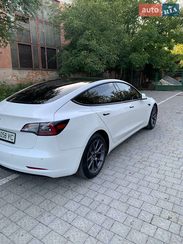 Седан Tesla Model 3 2021 в Львове