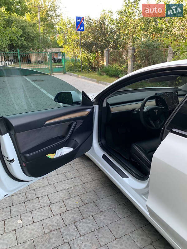 Седан Tesla Model 3 2021 в Львове