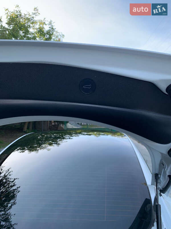 Седан Tesla Model 3 2021 в Львове