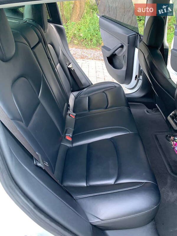 Седан Tesla Model 3 2021 в Львові