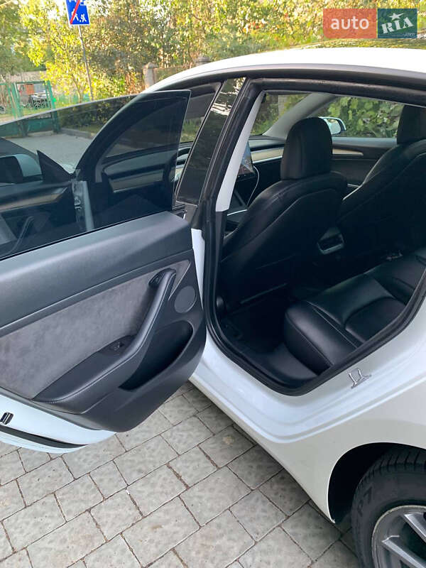 Седан Tesla Model 3 2021 в Львові