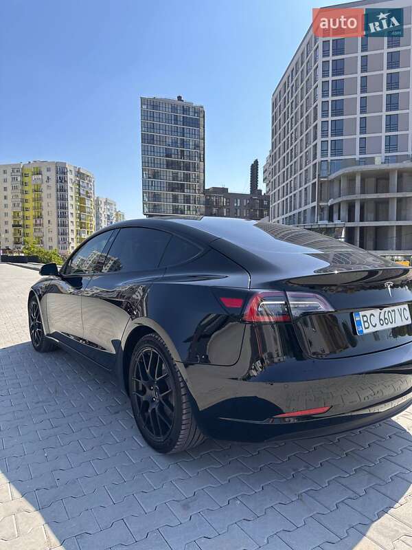 Седан Tesla Model 3 2021 в Львове