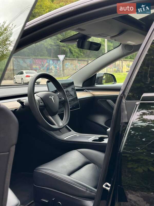 Седан Tesla Model 3 2021 в Львове