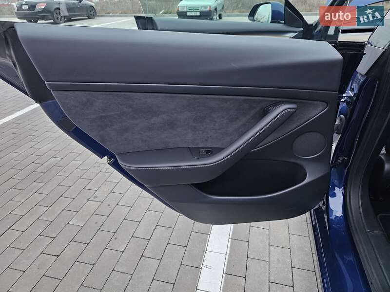 Седан Tesla Model 3 2023 в Виннице