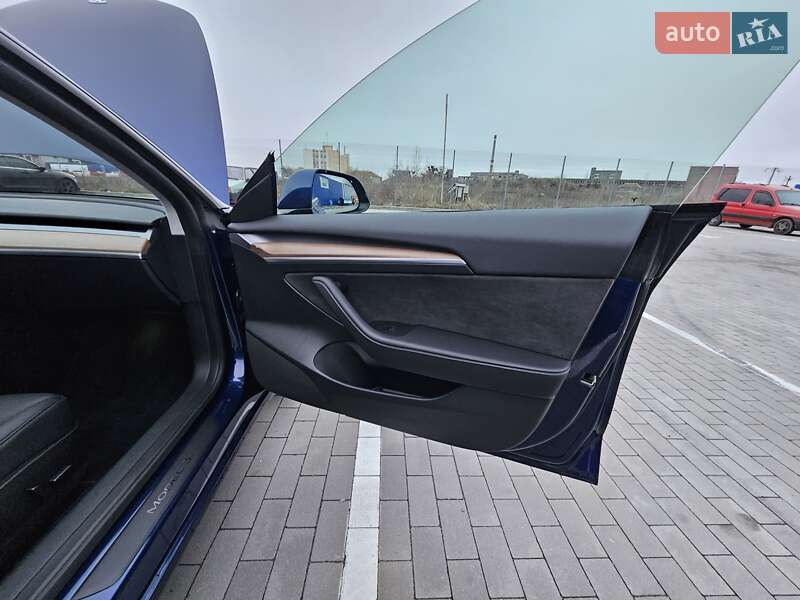 Седан Tesla Model 3 2023 в Виннице