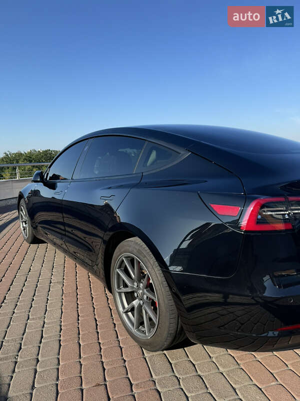 Седан Tesla Model 3 2021 в Киеве