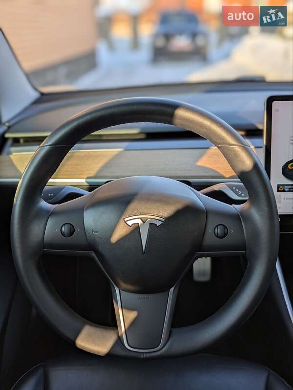 Седан Tesla Model 3 2020 в Березному